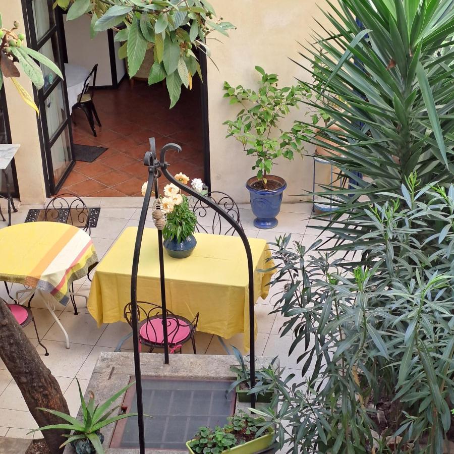 Bed and Breakfast Sous Le Neflier Nîmes Exterior foto